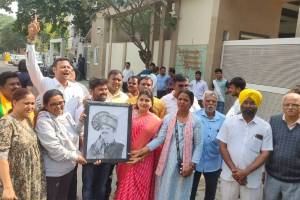 BJP workers celebrated in front of Devendra Fadnavis Nagpur house after group leader post announcement