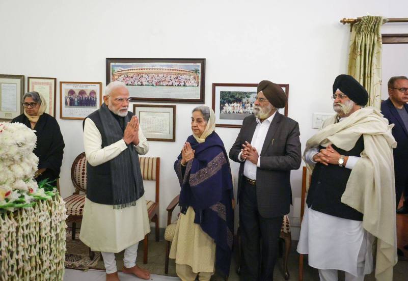 Prime Minister Narendra Modi and home minister amit shah paid tributes to former Prime Minister Manmohan Singh