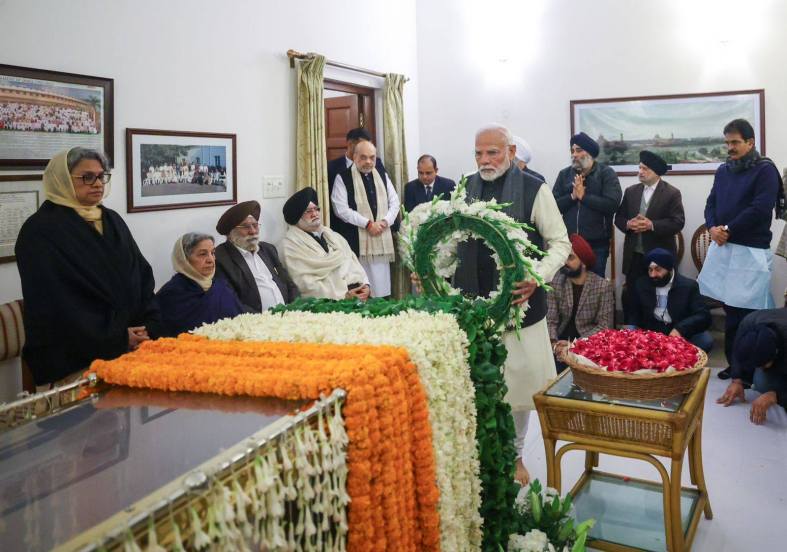 Prime Minister Narendra Modi and home minister amit shah paid tributes to former Prime Minister Manmohan Singh