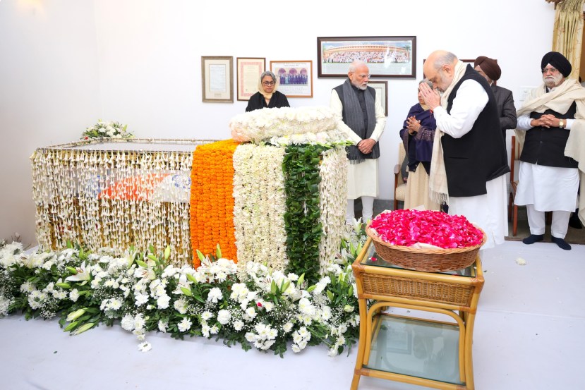 Prime Minister Narendra Modi and home minister amit shah paid tributes to former Prime Minister Manmohan Singh