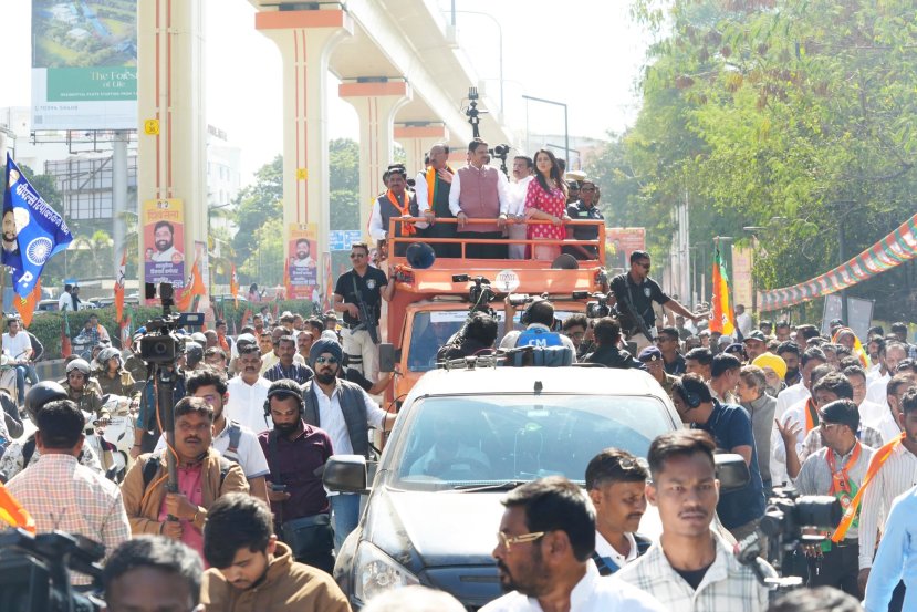 देवेंद्र फडणवीस यांच्या आगमनानिमित्त भाजपने त्याच्या स्वागतासाठी शहरात जंगी तयारी केली होती.