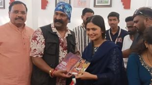 Director and artist Pravin Tarde gifted novel Fakira to Gautami Patil