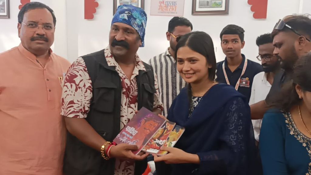 Director and artist Pravin Tarde gifted novel Fakira to Gautami Patil