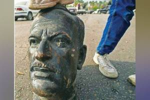 Hafiz Assad statue vandalized