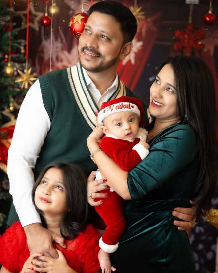 Myra Vaikul Christmas 2024 Family Photoshoot