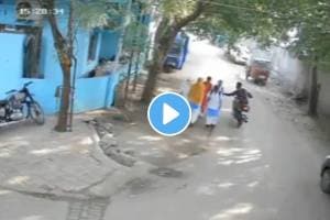 Shocking video guy on Bike was Harrasing the School girls Got Good treatment from Police