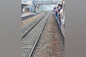 Passengers at Diva railway station risk their lives by standing on tracks to board fast trains