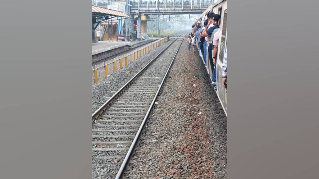 Passengers at Diva railway station risk their lives by standing on tracks to board fast trains