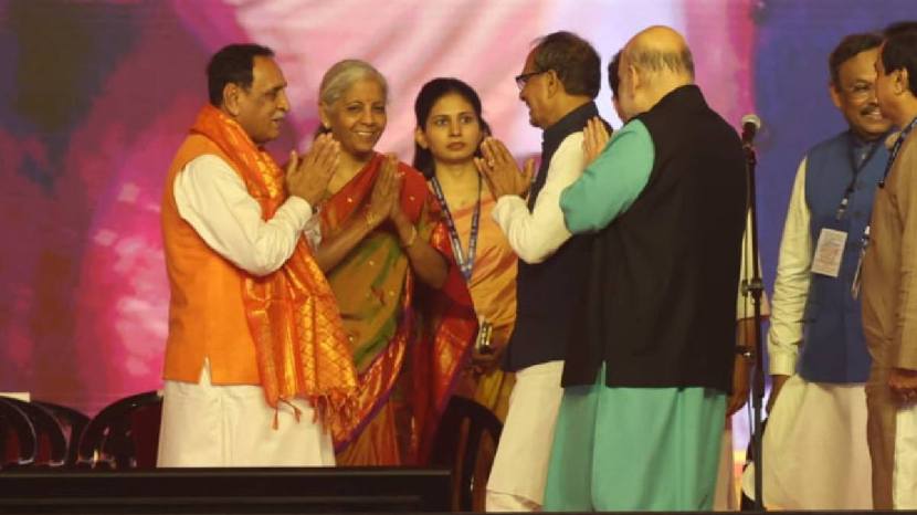 Maharashtra CM Oath Ceremony 2024 FM Nirmala Sitharaman wore paithani saree