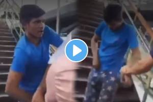 Shocking video of dadar station thief stealing at dadar railway station video viral on social media