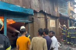 Some godowns in Khairani Road area of ​​Mumbai Kurla caught fire on Saturday morning