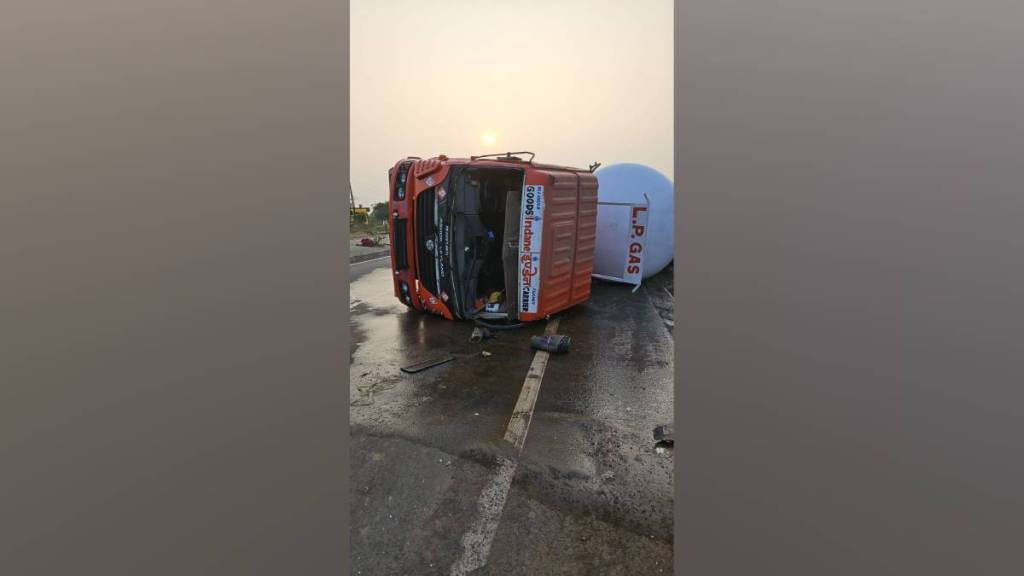 gas tanker overturned near Vyala village on nh 53 in Akola district on Sunday