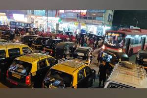 Rickshaw pullers are causing traffic jams near Kurla railway station