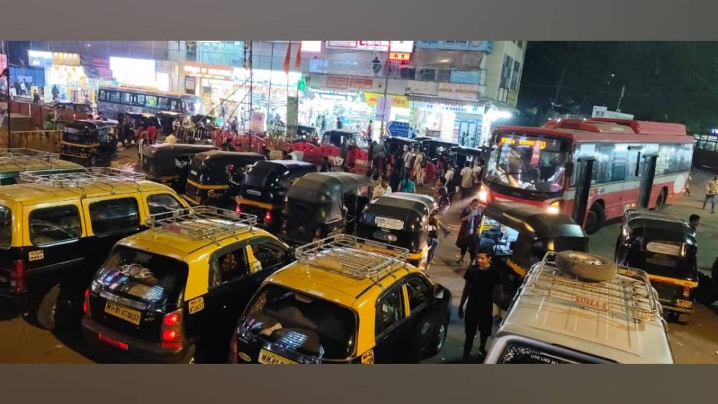 Rickshaw pullers are causing traffic jams near Kurla railway station