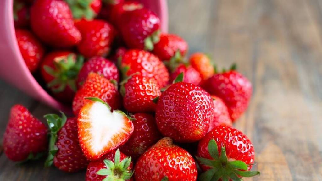 How To Identify Fresh Strawberries