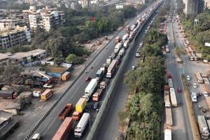 flyover constructed on Mumbra Panvel Highway at Kalamboli Circle become waiting bridge for heavy vehicles