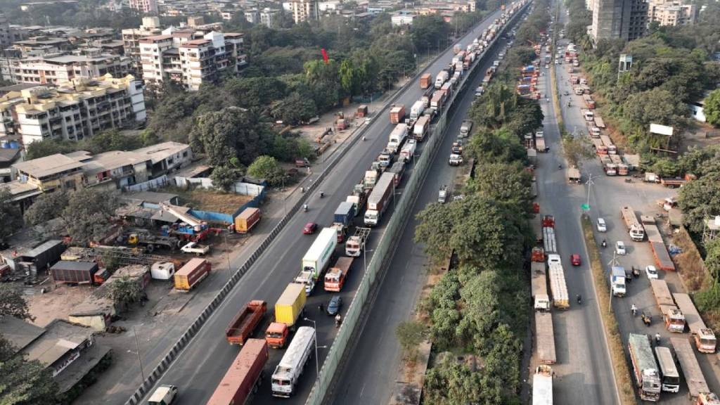 flyover constructed on Mumbra Panvel Highway at Kalamboli Circle become waiting bridge for heavy vehicles