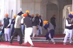 Akali Leader Sukhbir Singh Badal Attacked at Goldan Temple