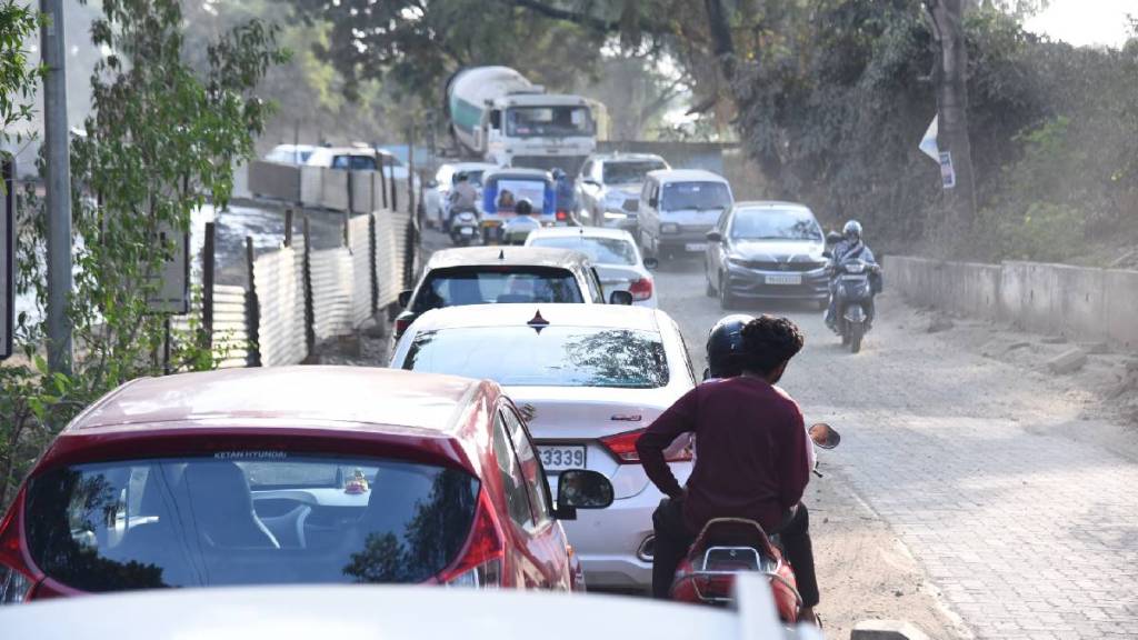 Nagpur Construction of side road to Ambazari lake bridge citizens facing one way traffic