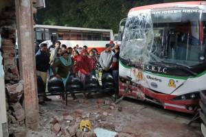 in nashik Bus lost control at highway station, crashing into control room woman died and passengers injured