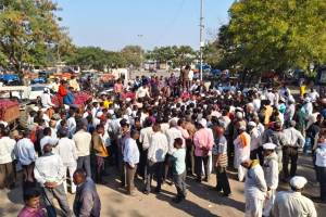 onion prices fell farmers protested and halted auctions in Lasalgaon market