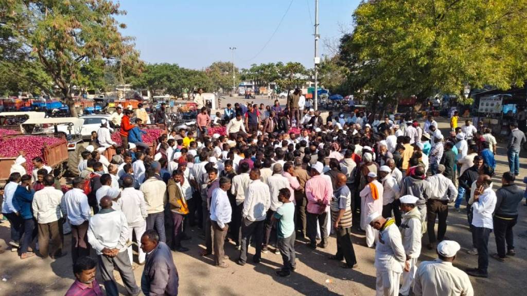 onion prices fell farmers protested and halted auctions in Lasalgaon market