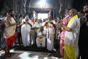 Former Prime Minister H D Deve Gowda along with his family performed pooja at Sri Kalaram Temple and Trimbakeshwar