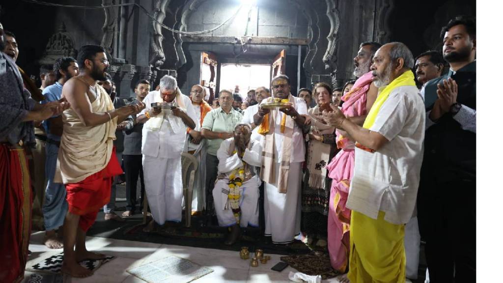 Former Prime Minister H D Deve Gowda along with his family performed pooja at Sri Kalaram Temple and Trimbakeshwar