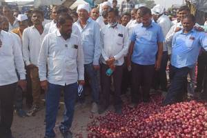 nashik Angry farmers protested on Manmad Yewla Road halting auction due to falling onion prices