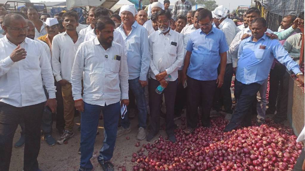 nashik Angry farmers protested on Manmad Yewla Road halting auction due to falling onion prices