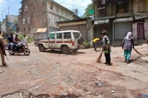 nashik MNS revived pothole issue in the city overshadowed during the election campaign