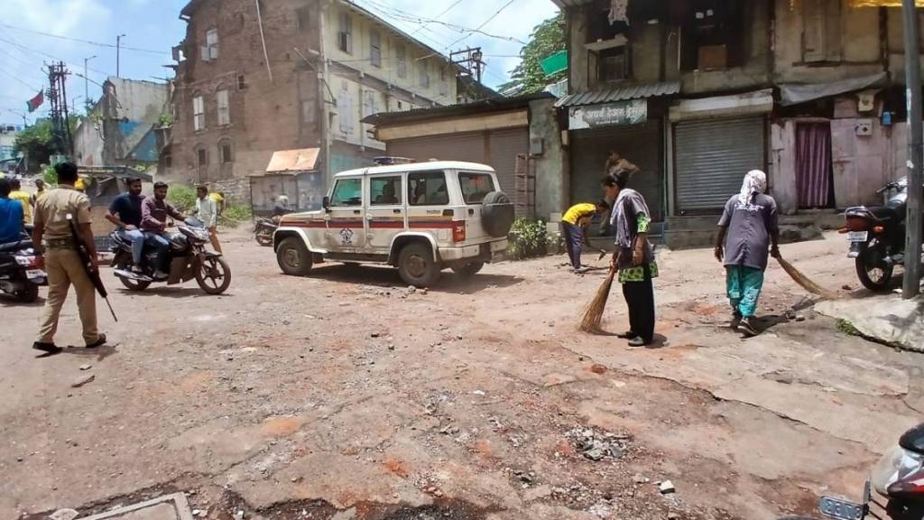 nashik MNS revived pothole issue in the city overshadowed during the election campaign