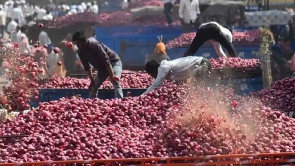 Onion auction in Solapur stalled for four days due to Mathadi protest