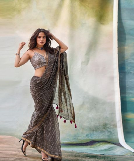 Pirya Bapat sexy saree look