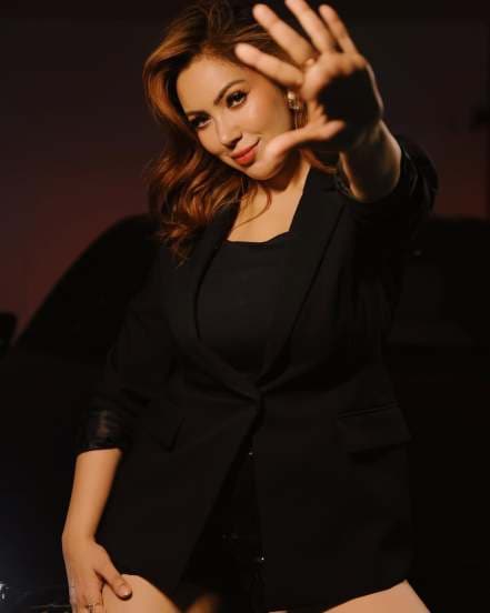 Munmun dutta looks hot in black outfit