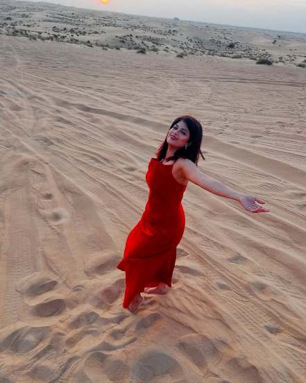 tuzyat jeev rangala actress dhanshri kadgaonkar in desert of Dubai