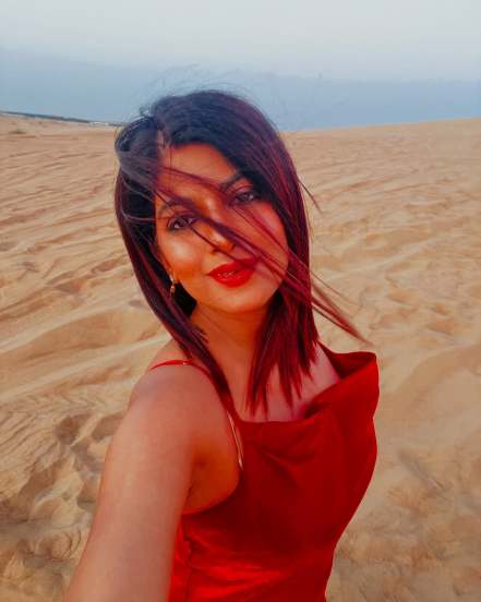 tuzyat jeev rangala actress dhanshri kadgaonkar in desert of Dubai