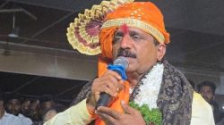 MLA Sharad Sonawane : अपक्ष आमदाराची महायुतीकडे मंत्रिपदाची मागणी, विधानभवनाच्या पायऱ्यांवर बसत झळकावला फलक