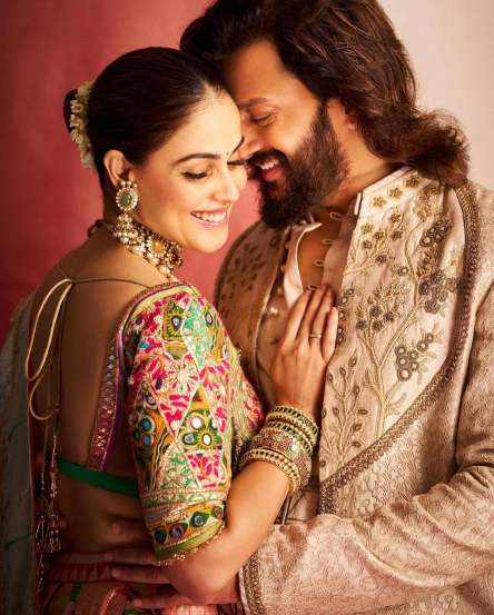 Ritesh Deshmukh and Genelia Deshmukh share couple photos on social media