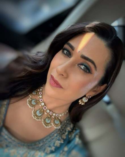 Bollywood star karisma kapoor shares her stylish outfit on social media