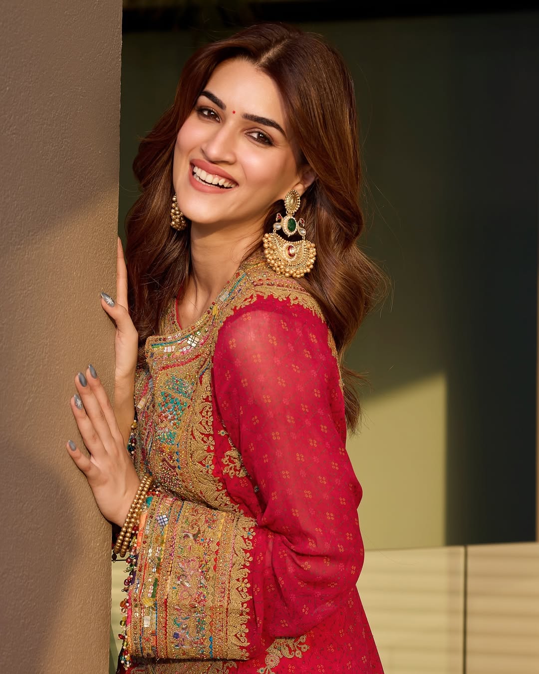 Bollywood star Kriti Sanon shares traditional outfits which is your favourite