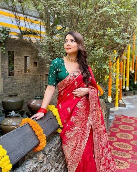 Marathi Actor Sonalee Kulkarni shared photos in Banarsi Saree on social media for brothers wedding