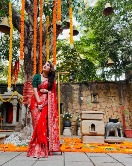 Marathi Actor Sonalee Kulkarni shared photos in Banarsi Saree on social media for brothers wedding