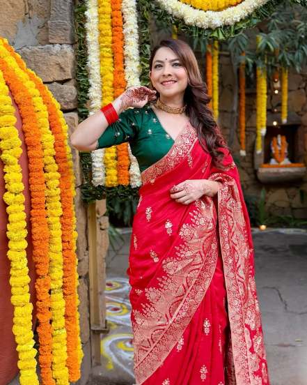 Marathi Actor Sonalee Kulkarni shared photos in Banarsi Saree on social media for brothers wedding