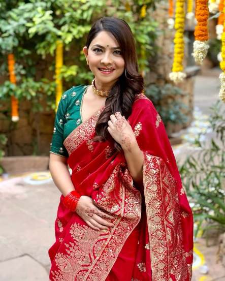 Marathi Actor Sonalee Kulkarni shared photos in Banarsi Saree on social media for brothers wedding