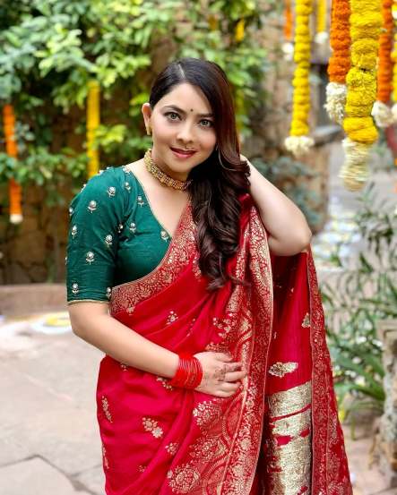 Marathi Actor Sonalee Kulkarni shared photos in Banarsi Saree on social media for brothers wedding