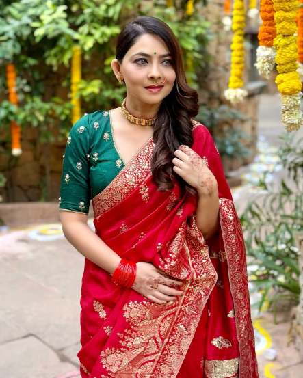 Marathi Actor Sonalee Kulkarni shared photos in Banarsi Saree on social media for brothers wedding