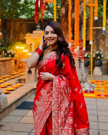 Marathi Actor Sonalee Kulkarni shared photos in Banarsi Saree on social media for brothers wedding