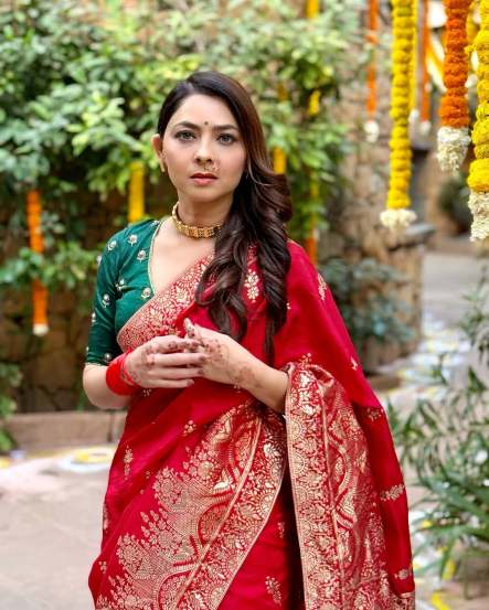 Marathi Actor Sonalee Kulkarni shared photos in Banarsi Saree on social media for brothers wedding