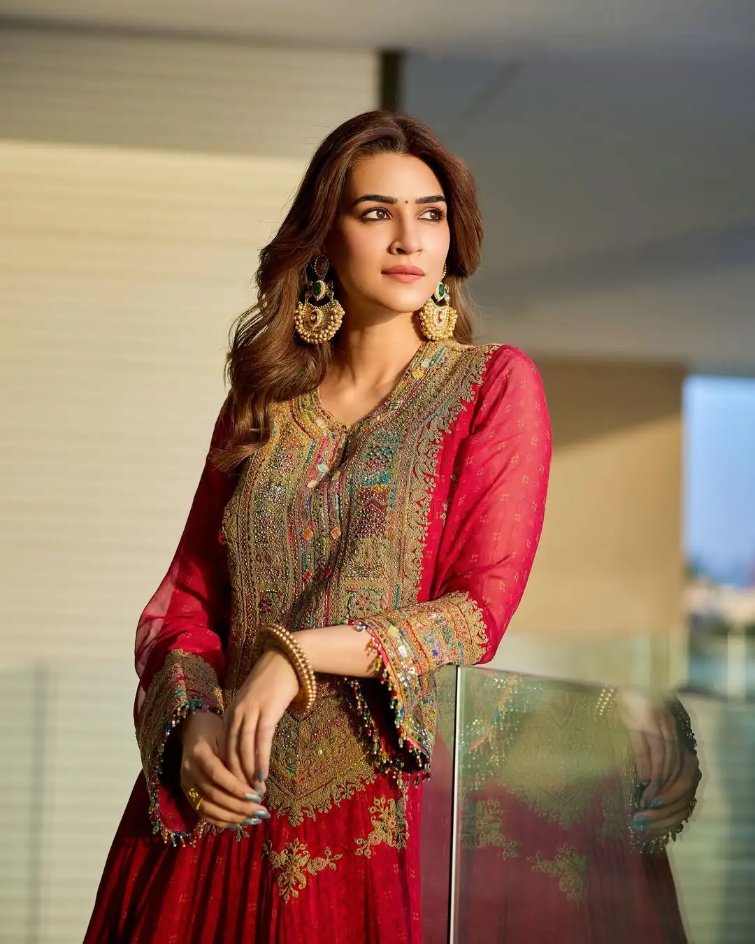 Bollywood star Kriti Sanon shares traditional outfits which is your favourite